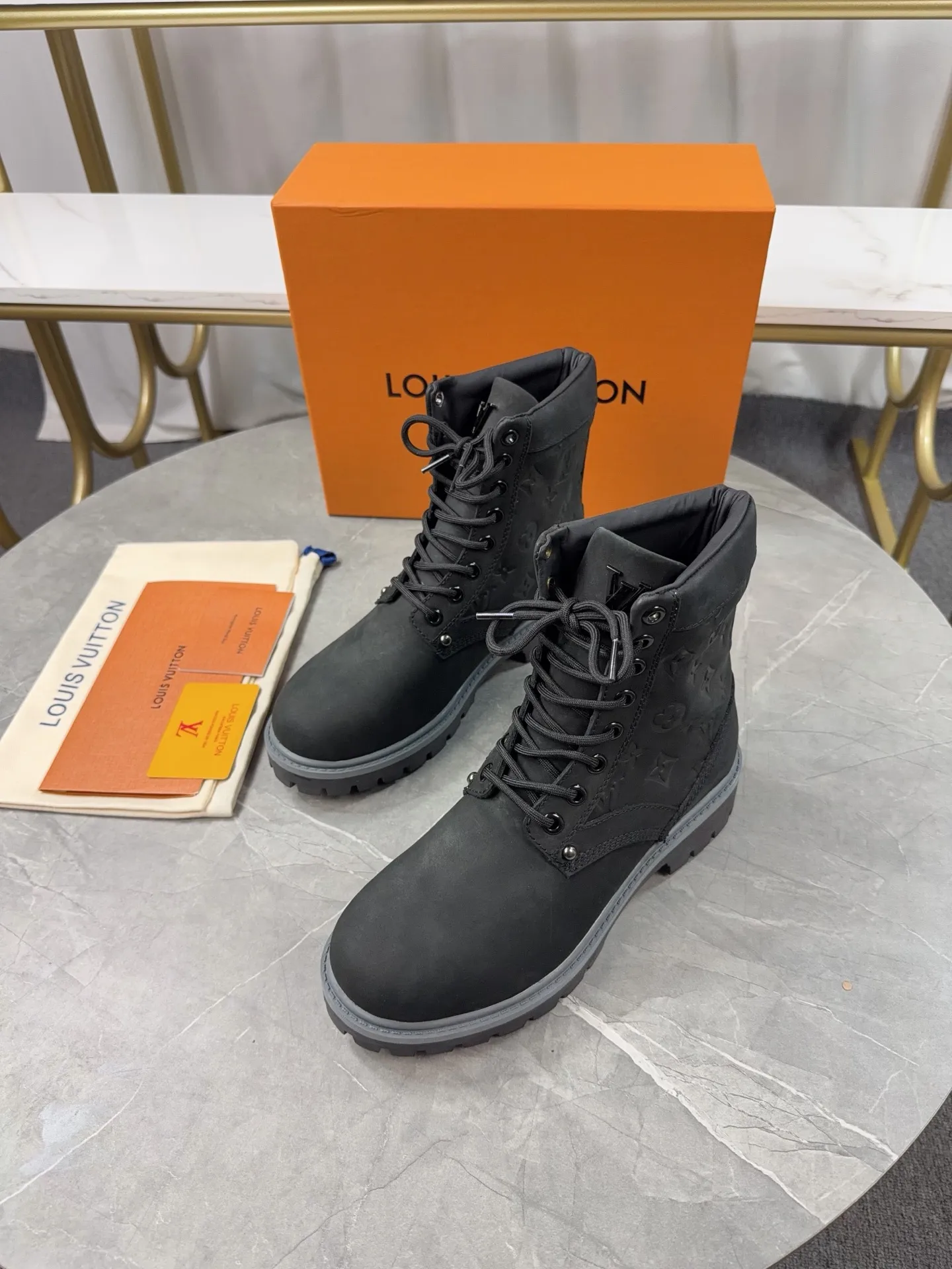 p720🐮🐮2025 top version: couple style LV presbyopia, embossed rhubarb boots, ankle boots, embossed waterproof nubuck cowhide boots, relying on the brand's exquisite craftsmanship to carefully reshape the classic T 6-inch boot shape in Italy to create an American-style autumn and winter men's and women's wear show. The original laces and outsole are exquisitely detailed, and the leather label expresses the cooperation logo. Exquisite packaging at the delivery counter🛍📦 ▪️Fabrics: Original customized imported first-layer cowhide ▪️Inner lining: Original customized leather lining/mesh lining ▪️Outsole: Original molded anti-slip rubber material ▪️Sole thickness: 3.5CM ▪️Size: 35-40 for women and 39-46 for men